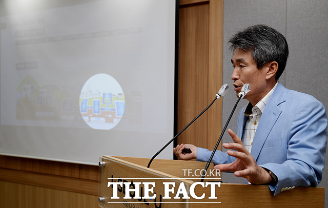 28일 오전 서울 중구 서울시청 브리핑룸에서 수돗물 유충 관련 기자설명회가 열린 가운데 백호 서울시 상수도사업본부장이 브리핑을 하고 있다./이선화 기자