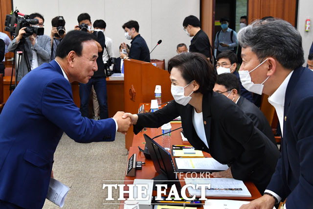 미래통합당 소속 박덕흠 의원(왼쪽)이 김현미 장관을 찾아가 악수하고 있다.