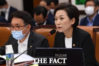 [TF포토] 국토위 출석한 김현미 장관