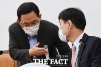 [TF포토] 대화 나누는 주호영-하태경