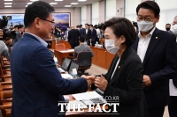 [TF포토] 악수하는 김현미-이헌승