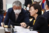 [TF포토] 대화하는 조응천-진선미