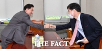 [TF사진관] '박지원 청문회' 보고서 채택 앞두고 만난 김병기-하태경