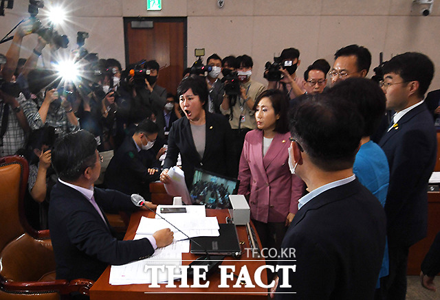 29일 국회 법제사법위원회는 주택임대차보호법 등 부동산 관련법 상정을 두고 여야간 고성이 오가며 아수라장이 됐다. 법사위에서 임대차 3법 중 하나인 주택임대차보호법 개정안을 상정해 표결하려 하자 미래통합당 의원들이 항의하는 모습. /국회=이새롬 기자