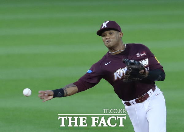 지난 28일 서울 잠실야구장에서 열린 2020 KBO 리그 키움 히어로즈 대 두산 베어스 경기. 4회말 두산 공격 1사 2루 상황 8번타자 정수빈의 땅볼을 키움 유격수 러셀이 잡아 1루로 송구하고 있다. /뉴시스