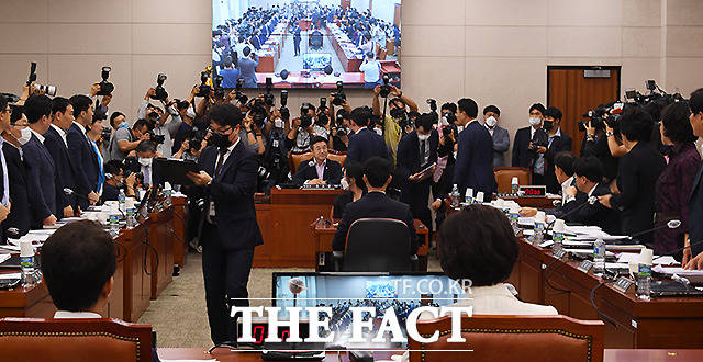 윤호중 위원장이 임대차보호법 대안을 의사일정으로 추가할 지 표결하는 것에 찬성하는 위원 기립하라라고 말하자 민주당, 열린민주당 소속 위원들이 일제히 자리에서 일어나고, 통합당 의원들은 반발하는 모습. /이새롬 기자