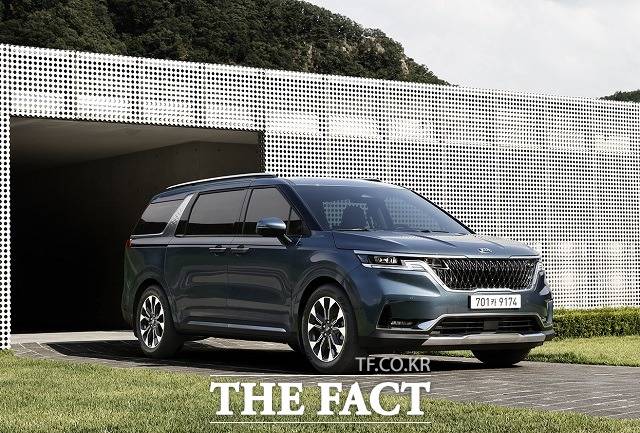 다음 달 출시 예정인 기아차의 4세대 신형 카니발이 사전 계약 하루 만에 2만3006대를 기록하며 국내 완성차 산업 역사상 최단 시간·최다 판매 기록을 갈아치웠다. /기아차 제공