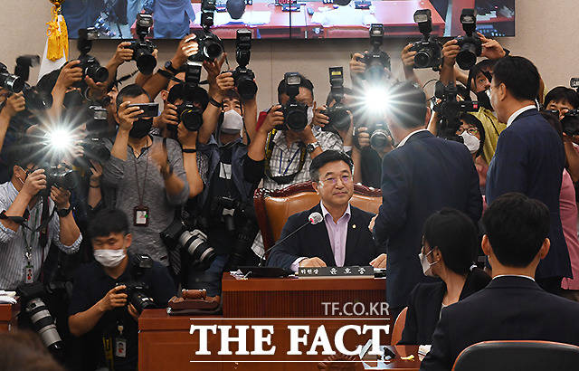 통합당 의원들은 주택법을 강행하려는 민주당 소속 윤호중 법사위원장에게 이게 민주주의인가라고 하는 등 강력 항의했다. /이새롬 기자