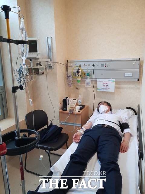 정진웅 서울중앙지검 형사1부 부장검사가 29일 모 종합병원 응급실에서 치료를 받고 있다./정진웅 부장검사 제공