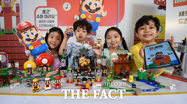 레고코리아가 29일 오전 서울 종로구 포시즌스호텔에서 레고 슈퍼마리오 시리즈 출시행사를 진행한 가운데 어린이 모델들이 레고를 직접 가지고 놀며 제품을 선보이고 있다. /임세준 기자