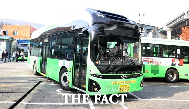 서울시는 2025년까지 시‧자치구‧산하기관에서 이용하는 공용차를 비롯해 시의 인‧허가가 필요한 시내버스, 택시, 공항버스, 시티투어버스까지 공공분야 차량 중 경유차를 모두 퇴출한다고 29일 밝혔다. 사진은 2018년 11월15일 오전 서울 성북구 정릉차고지에서 전기버스가 출발하는 모습. /뉴시스