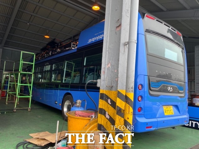 버스회사 정비공장에서 수리를 받고 있는 전기버스는 29일 하루종일 운행에 나서지 못했다.기사들은 전기버스는 충전문제 이외에도 사소한 결함들이 발생하고 있다고 말했다 /포항=오주섭기자