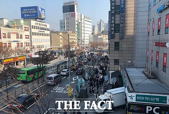 서울 수서경찰서는 29일 이지영 씨가 현우진 씨를 모욕 혐의로 고소한 사건을 불기소 의견으로 검찰에 송치했다고 밝혔다. 사진은 노량진 학원가. /더팩트 DB