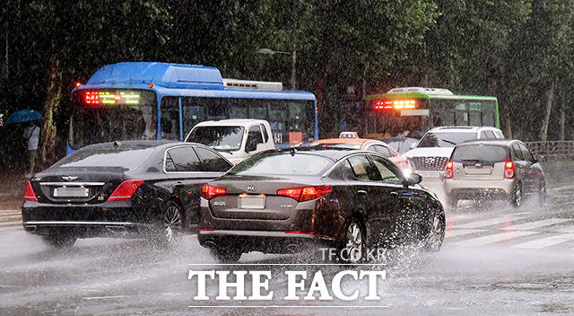 30일 전국에 비가 내리는 가운데 지역에 따라 국지성 호우로 많은 양의 비가 내리는 곳이 있겠다. 특히 충청 남부와 호남 지역을 중심으로 폭우가 예상된다. / 이선화 기자