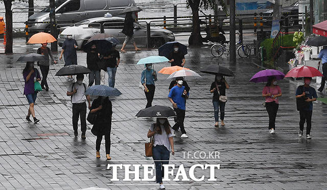 전국에 장맛비가 내리는 29일 오전 서울 마포구 디지털미디어시티역 인근의 시민들이 우산을 쓰고 발걸음을 재촉하고 있다. /이동률 기자