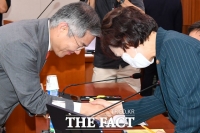 [TF포토] 김현미-최강욱, '머리 맞댄 인사'