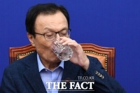 [TF포토] 물 마시는 이해찬