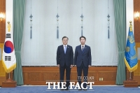  文대통령, 박지원·이인영에 '멈춘 남북관계 움직일 소명 있다'