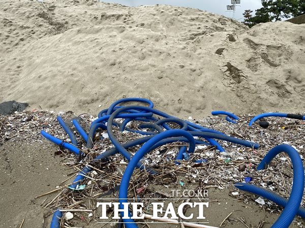포항해양수산청이 발주한 경북 포항시 송도해수욕장 복원공사 과정에서 해안가로 밀려온 생활쓰레기더미와 막혀버린 우 오수관때문에 주민들이 크게 반발하고 있다./포항=오주섭기자