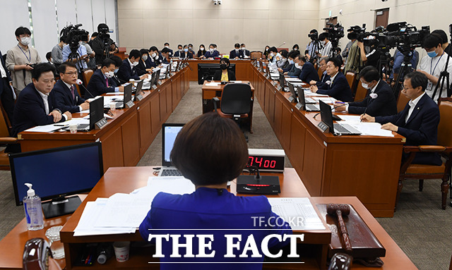 이종성 미래통합당 의원(왼쪽 두번째)이 30일 오전 서울 여의도 국회에서 열린 보건복지위원회 전체회의에 참석해 질의를 하고 있다. / 국회=배정한 기자