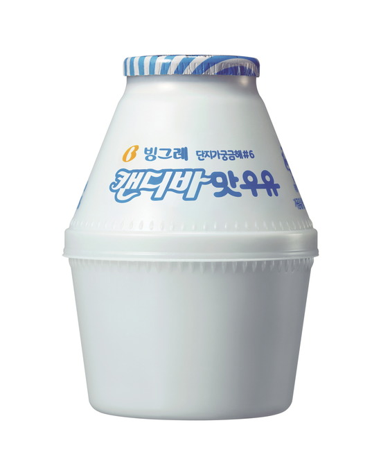 빙그레는 빙그레의 아이스크림 제품 캔디바의 상큼한 소다맛을 우유로 구현한 캔디바맛우유를 출시했다. /빙그레 제공