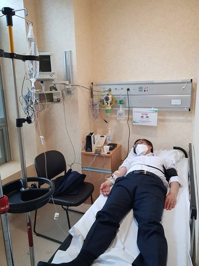 검찰 몸싸움 사태를 놓고 정진웅 부장검사는 한동훈 검사장이 수사를 방해해 이를 제지하는 과정에서 물리적 충돌이 발생했다고 주장한다. 사진은 해당 사태 이후 병원에서 진료를 받는 정 부장검사의 모습. /정 부장검사 제공