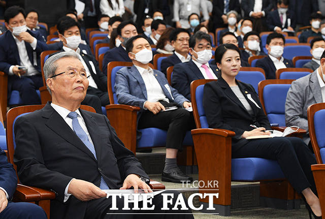 의원총회 참석한 김종인 비대위원장(왼쪽)