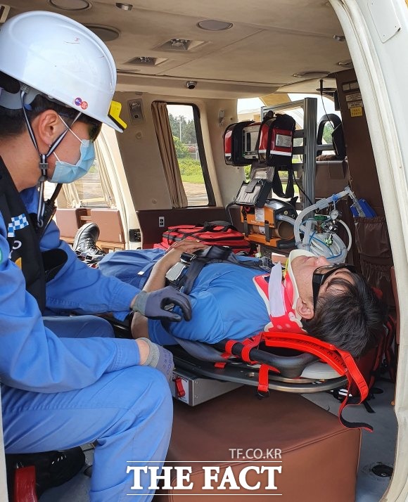 포스코가 지난 5월 20일 사내 응급의료지원 비상대응 모의훈련을 펼쳤다. 응급환자 긴급 이송을 위해 헬기로 옮기는 모습.(사진제공=포스코)