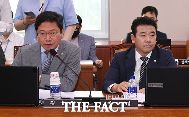 질의하는 김승원 더불어민주당 의원(왼쪽)