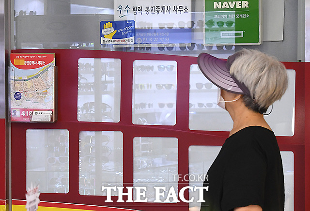 임대차 3법 등과 같은 부동산 규제에 서울 아파트 전셋값이 폭등하고 전세 매물 품귀현상이 빚어지고 있다. 사진은 30일 오후 서울 송파구 소재 한 부동산 중개업체의 모습. 매물 정보란은 모두 비어 있다. /이새롬 기자