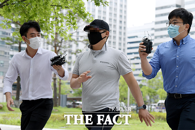 응급환자가 탄 구급차를 막아서 환자를 사망에 이르게 한 택시기사 최 모 씨가 24일 오전 서울 송파구 동부지방법원에서 열리는 영장실질심사에 출석하고 있다. /이선화 기자