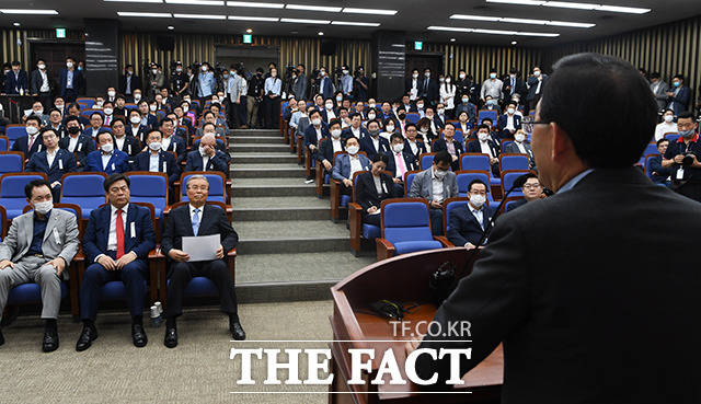 주호영 원내대표의 모두발언을 듣는 김종인 비대위원장(왼쪽 세번째)