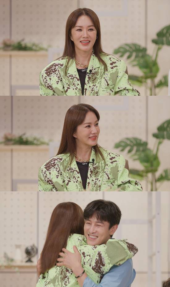 엄정화가 데뷔 이후 처음으로 관찰 예능프로그램 온앤오프에 출연 소식을 알렸다. /tvN 온앤오프 제공