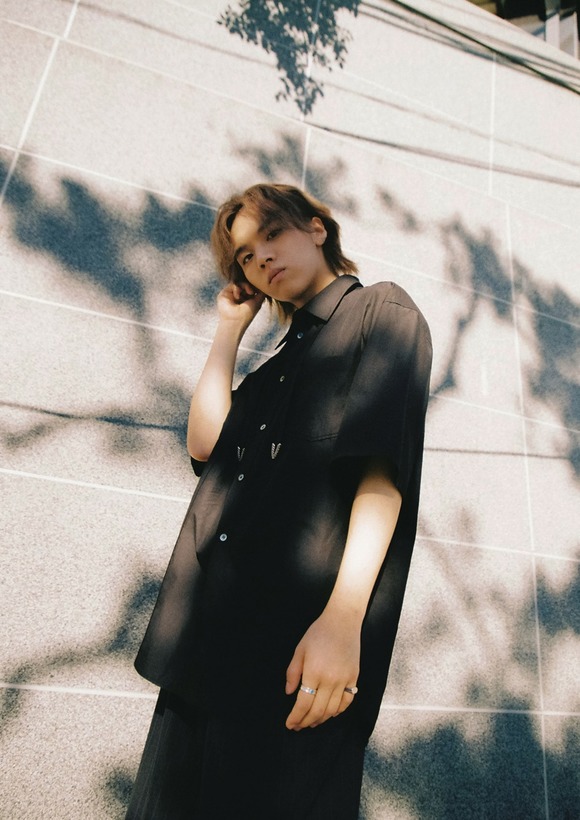 선재가 30일 정오 새 싱글 wallflower를 발표했다. 선재는 이번 싱글을 통해 작사 작곡은 물론 랩부터 노래까지 올라운더임을 입증했다. /아메바컬쳐 제공