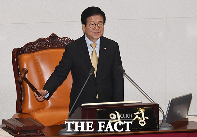 안건 상정하는 박병석 국회의장