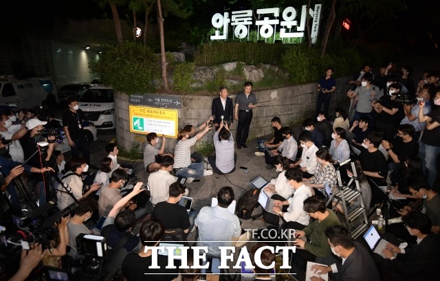 박원순 서울시장이 숨진 채 발견된 10일 새벽 서울 종로구 와룡공원에서 최익수 서울지방경찰청 형사과장이 브리핑을 하고 있다./이선화 기자