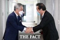 [TF포토] 경기도청 찾아 이재명 만난 이낙연