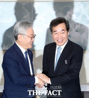 [TF포토] 손 맞잡은 이재명-이낙연