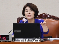 [TF포토] 회의 주재하는 한정애 보건복지위원회 위원장