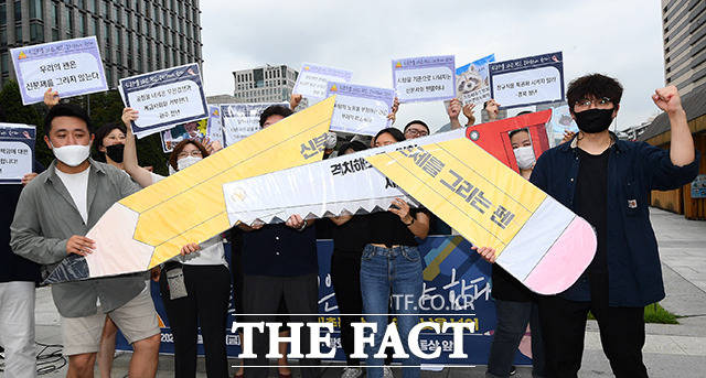 청년단체들의 인천국제공항 정규직화 관련 긴급 기자회견이 31일 오후 서울 종로구 광화문 광장에서 열린 가운데 참가자들이 격차해소를 위한 퍼포먼스를 하고 있다. /이동률 기자