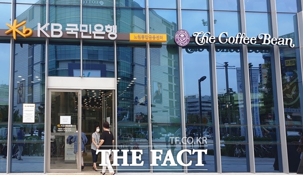 노원종합금융센터 1층에는 커피전문점 커피빈이 위치해 은행과 함께 이용할 수 있다. /정소양 기자