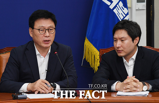 발언하는 박광온 최고위원(왼쪽)