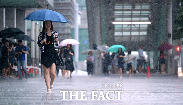 8월의 첫날이자 토요일인 1일은 전국에 비가 확대되고 중부지역 곳곳에 국지성 호우가 쏟아지겠다. /이덕인 기자