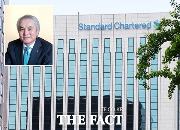 SC제일은행의 무기계약직 비율이 국내 주요 시중은행 중 가장 높은 것으로 나타났다. SC제일은행의 높은 무기계약직 비율은 수년째 지적받고 있지만, 개선되지 않아 해당 문제를 해결할 의지가 없어 보인다는 지적이다. 왼쪽 상단은 박종복 SC제일은행장. /더팩트 DB·SC제일은행 제공