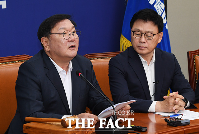 회의 주재하는 김태년 원내대표(왼쪽)