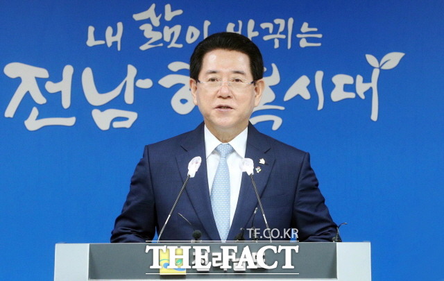 김영록 전남도지사가 기획재정부의 ‘제28차 유엔기후변화협약 당사국 총회(COP28)’ 국가행사 최종 확정에 대해 200만 전남도민은 이를 적극 지지하면서 열렬히 환영한다며 남해안 남중권을 중심으로 전남도내 유치의사를 밝혔다. /전남도청 제공