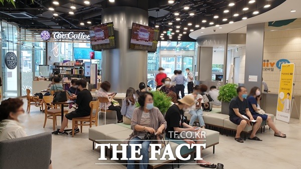 KB국민은행은 노원종합금융센터를 고객들이 은행업무만을 처리하는 기존 영업점 역할을 넘어 지역주민들과 소통하는 문화공간이자 대면영업 강화를 위한 전략적 요충지로 활용한다는 계획이다. 사진은 31일 오후 노원종합금융센터 1층 내부 모습으로, 은행 업무를 보러온 고객과 카페를 이용하러 온 고객들이 섞여있다. /정소양 기자