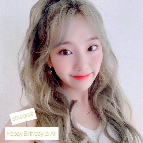 멤버의 사생활을 문제 삼은 걸그룹 옐로비 소속사의 해체 공지에 멤버 아리가 소속사 관계자가 성추행을 했다고 맞섰다. 사진은 소속사 에딕션엔터테인먼트 공식 인스타그램에 올라온 아리의 모습. /인스타그램