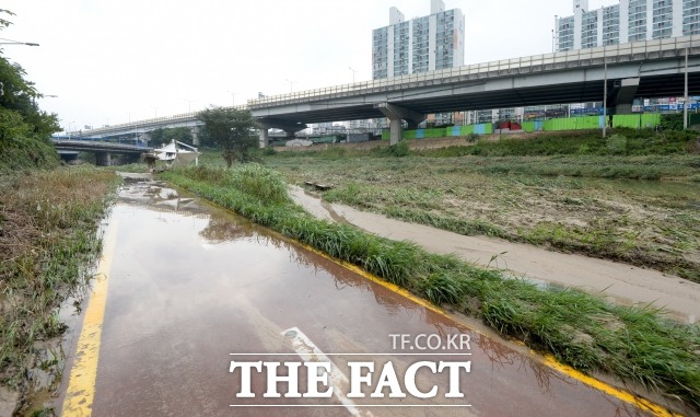 1일 서울 영등포구 도림천이 범람해 주민 25명이 고립됐다가 구조됐다. 사진은 지난 2018년 폭우로 인해 범람한 서울 중랑천 일대. /김세정 기자