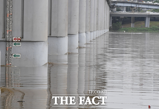 2일 전국 곳곳에 발효된 호우 특보로 전국 일부 고속도로에서 평소보다 혼잡한 정체가 지속되고 있다. /배정한 기자